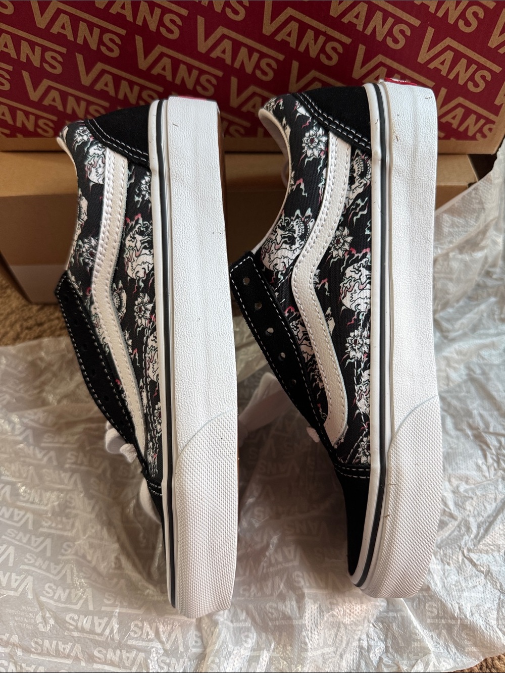 Women’s US 6.5 Vans Old Skool Black, White & Red Accent Skate Sneakers - Picture 3 of 7